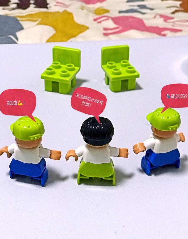 一二三双方开抢.抓到东西的人胜利,勾对方鼻子.