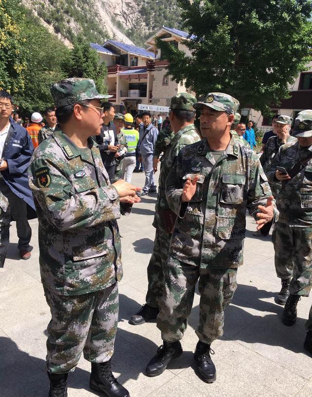 九寨沟县发生地震后,绵阳军分区司令员时义清,政治委员汪泽元震后第一