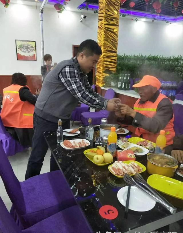 葛海刚为环卫工人沏茶,敬酒,环卫工人感动地热泪盈眶,严冬暖身心为