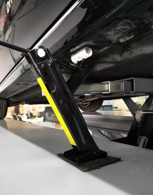 千斤顶的使用最后别忘记拿出千斤顶哦~~这可是很重要的!