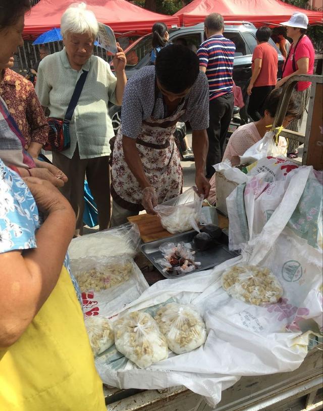 夫妻俩在市场卖凉皮,一份2块钱,调料免费,你敢买回家吗?