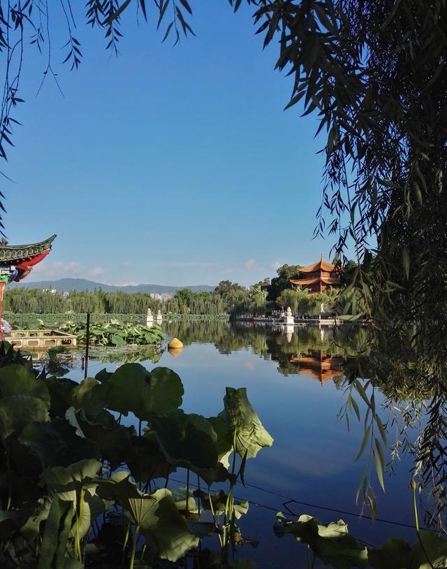 颜料瓶赤橙黄绿青蓝紫绚烂的东川红土地这里有木质简朴的猪槽船这里有