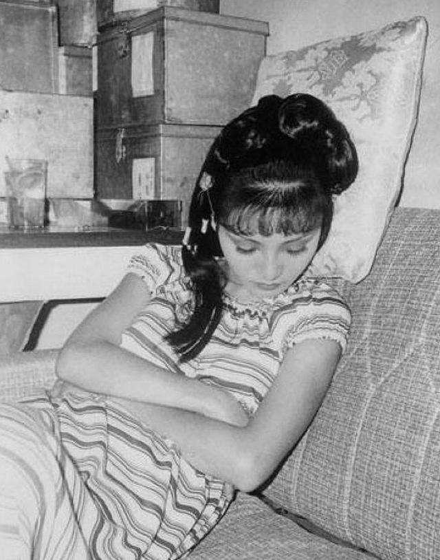 谢霆锋妈妈狄波拉年轻时的照片美得让人惊艳连张柏芝都自愧不如