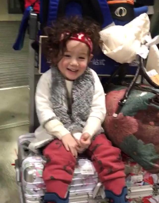 周嘉诚近照,一个被当做女孩养大的男孩,人气最