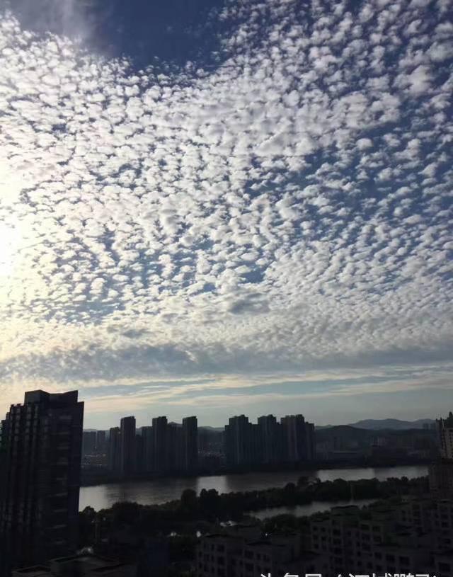 今天下午吉林上空出现传说中的地震云