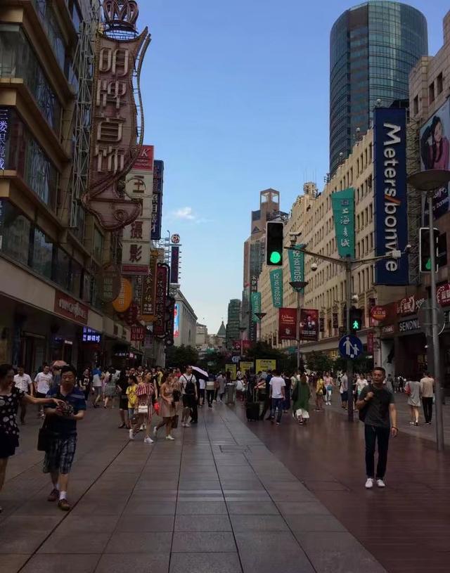 古朴的韵味街道感觉永远没有尽头随处可见的国外美女城市特色的购物