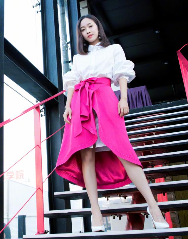刘美含的皮肤十分白皙,白色和粉色的搭配,更显肌肤白嫩,脚踩白色高跟