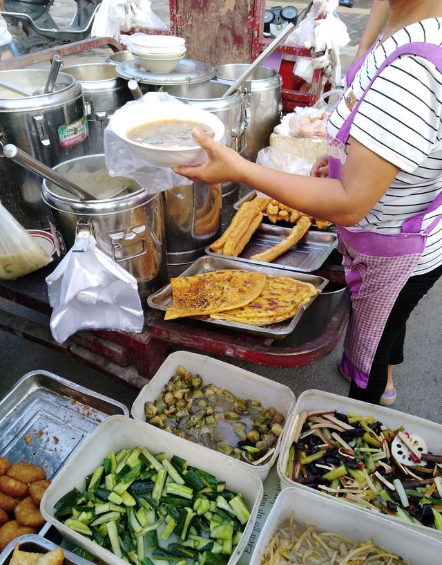 早餐摊位设在这里排队的人成长龙凭我早餐日入千元很轻松