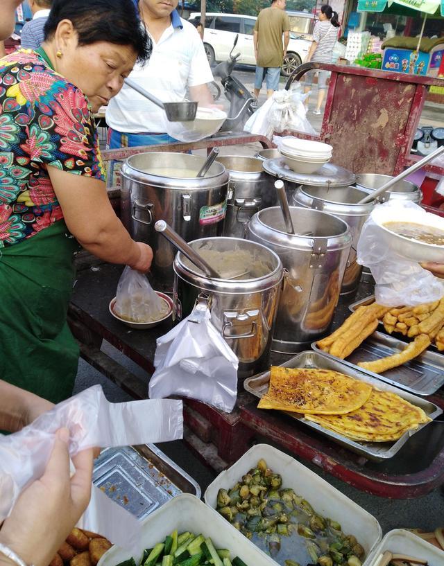 早餐摊位设在这里排队的人成长龙凭我早餐日入千元很轻松