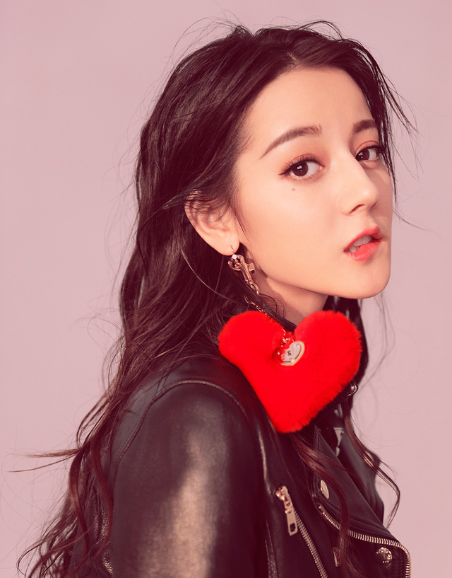 迪丽热巴轻咬红唇上封面,此次谁还敢叫她"胖迪"?