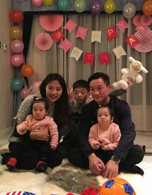 杨威晒双胞胎女儿生日萌照，欢欢抓周时选择了糖果，可爱！