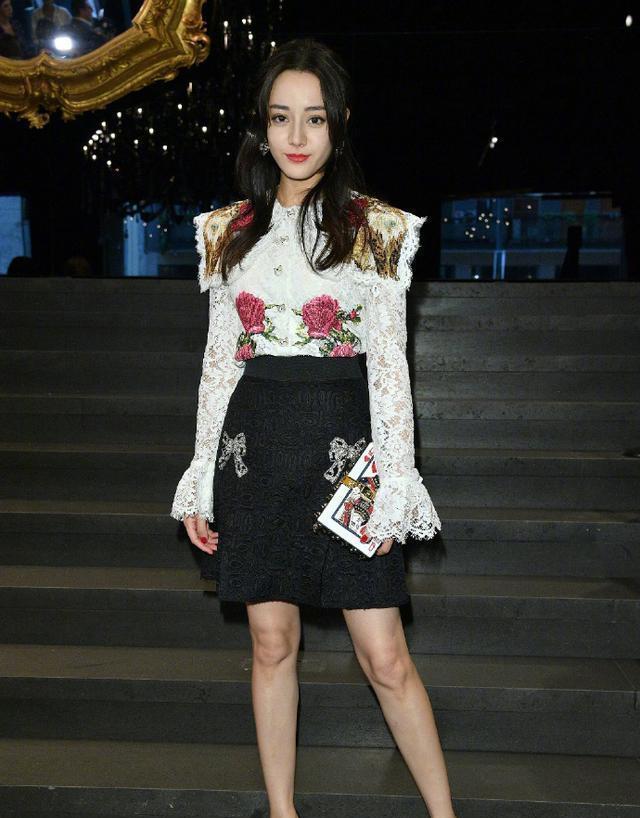 迪丽热巴也被外媒坑了,未修图皮肤干燥,大长腿还变短粗腿