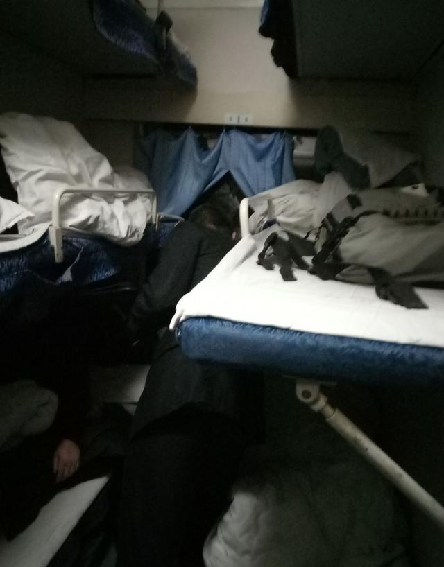 清晨6点1551次列车车厢内的乘客