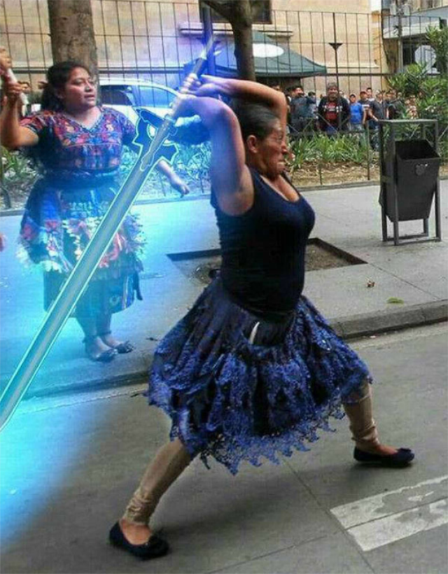 大妈手举武器,对峙数百特警,ps大神直接p出神图笑坏众人