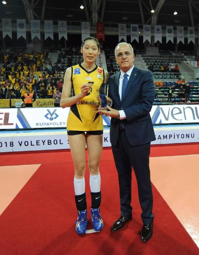 朱婷是美元,这一手形看出主教练对她有多崇拜