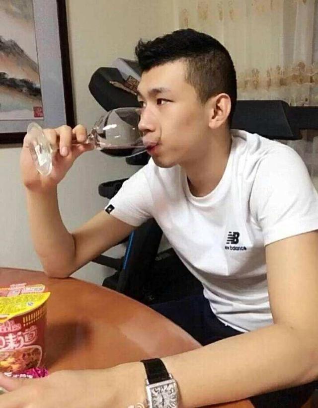 据网友说:"这首火遍全网的一人饮酒醉 所抄袭的 其实是韩国李闰珉在