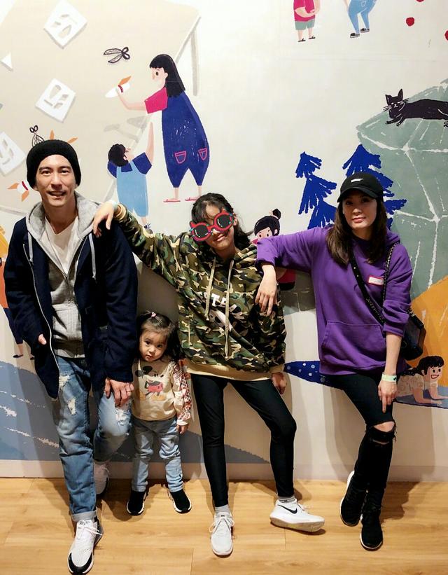 贾静雯晒一家五口近照,戴眼镜的咘咘好神气!