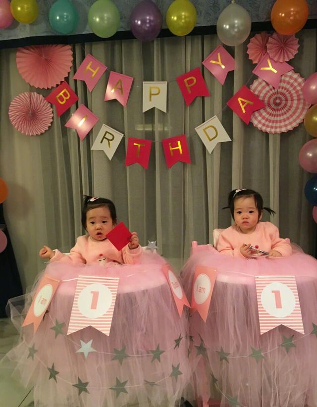 杨威晒双胞胎女儿生日萌照，欢欢抓周时选择了糖果，可爱！