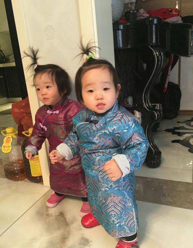 杨威晒双胞胎女儿生日萌照，欢欢抓周时选择了糖果，可爱！