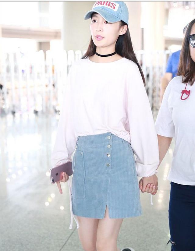 李沁与"胖妞儿"臧洪娜牵手成最萌"体型差"
