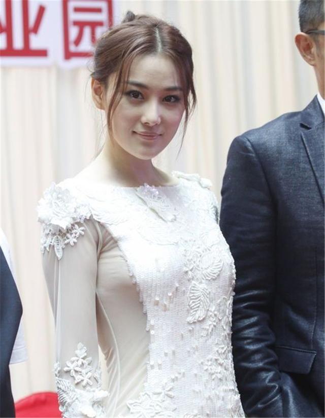 张馨予出席活动,脖子上纹身抢镜,网友:一看就是有故事的女人