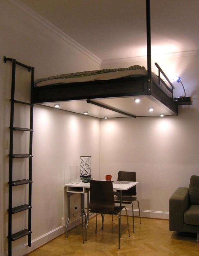 房间里放一张夹层床实用又美观家里来客人很方便