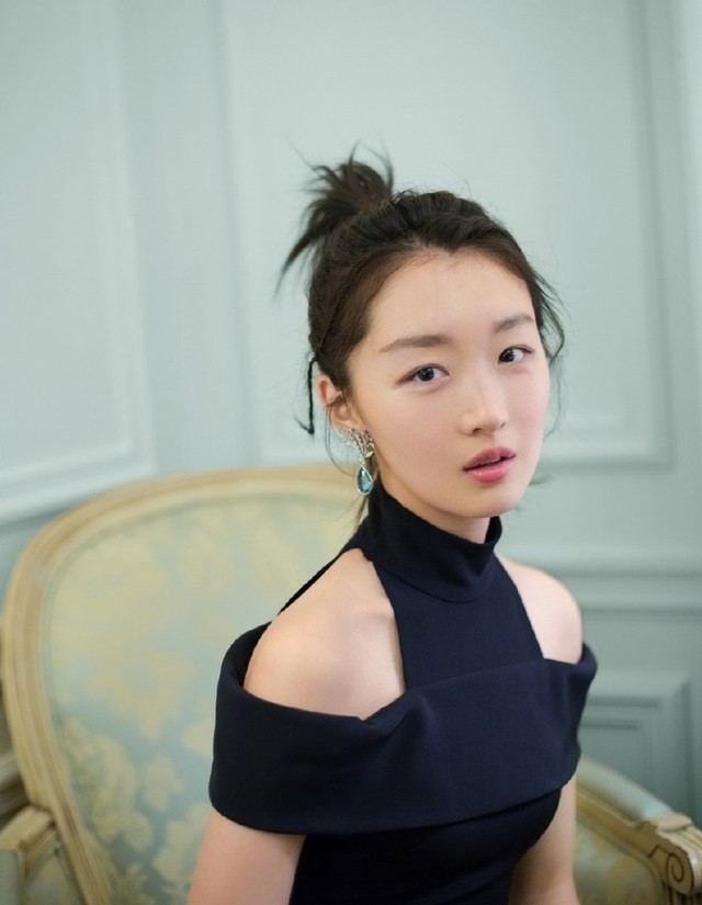 周冬雨扎小辫子的发型美翻了 一袭露肩长裙高贵优雅又性感甜美_新浪