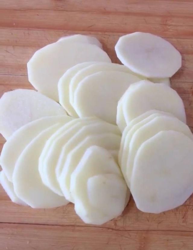 我这样做菜不信熊孩子不好好吃饭-笑脸土豆饼