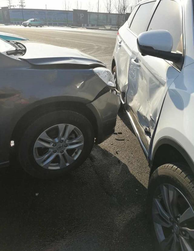 在路经十足路口左转时被疾驰而来的一部哈弗h6(配置|询价)撞向了侧面