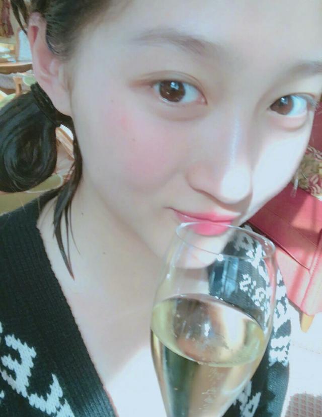 关晓彤没化妆的照片,看上去朝气蓬勃漂亮美丽