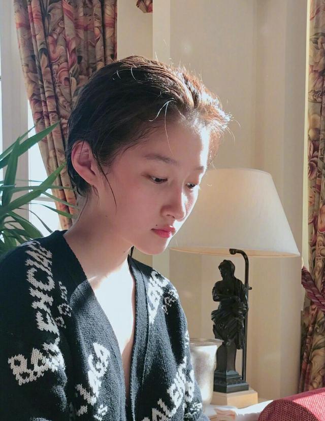 关晓彤没化妆的照片,看上去朝气蓬勃漂亮美丽