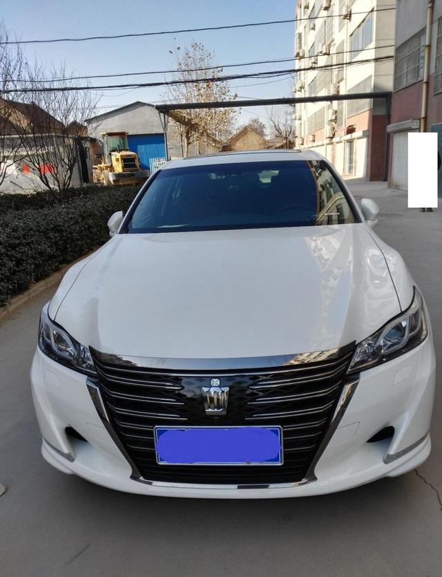 丰田第15代皇冠上市半月了,真实车主反应如何,真的吊打帕萨特?