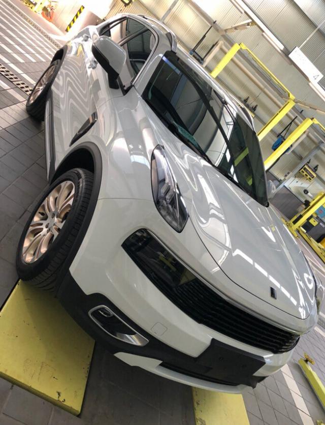 领克01型pro白色6000块加装作业感觉让车提升了一个层次