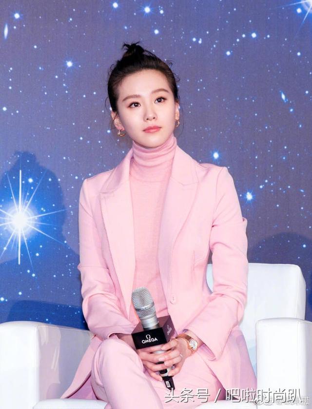 私服坐姿大比拼, 杨幂关晓彤最差, 周冬雨baby加起来都比不过她