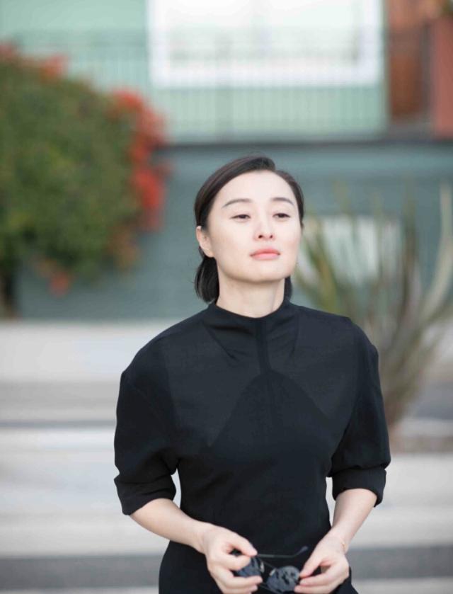 中饰演沈鲠萍,随后又在在温兆伦,鲍芳主演都市爱情剧《天地情缘》