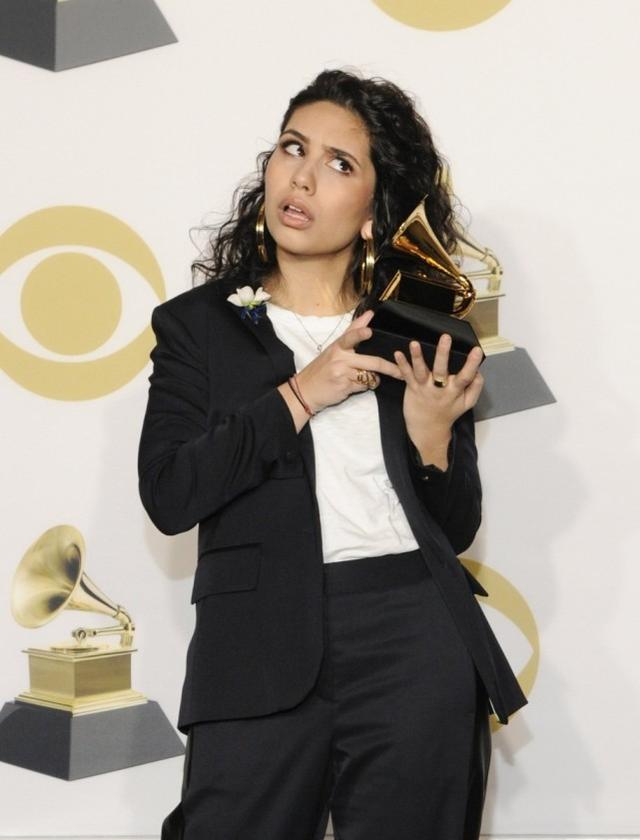 巨肺妹妹夺得格莱美新人奖,穿西装还卖萌,吃可爱多长大的吧