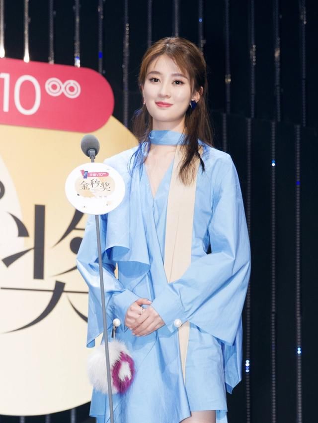 你们家关雎尔这一身好清新,和夏天太配了,值得剁手!