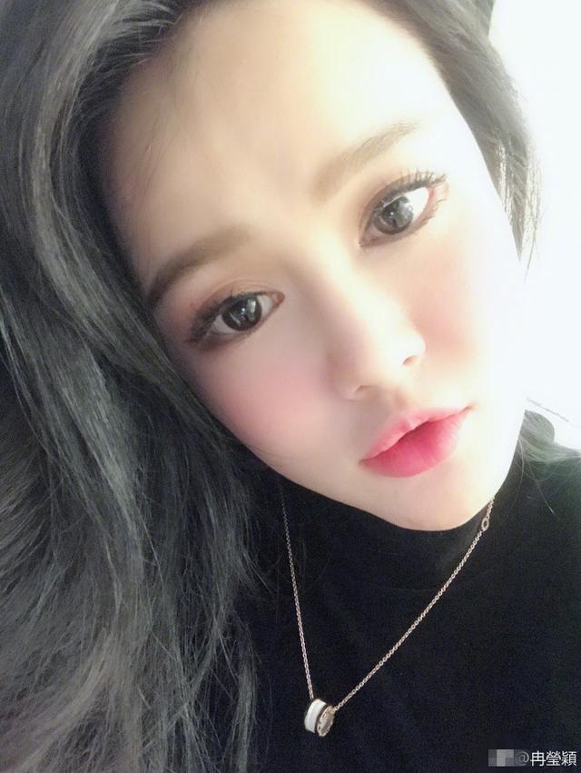 冉莹颖还晒出自己的自拍美照,看这无奈的表情就知道被无视的心情有多"