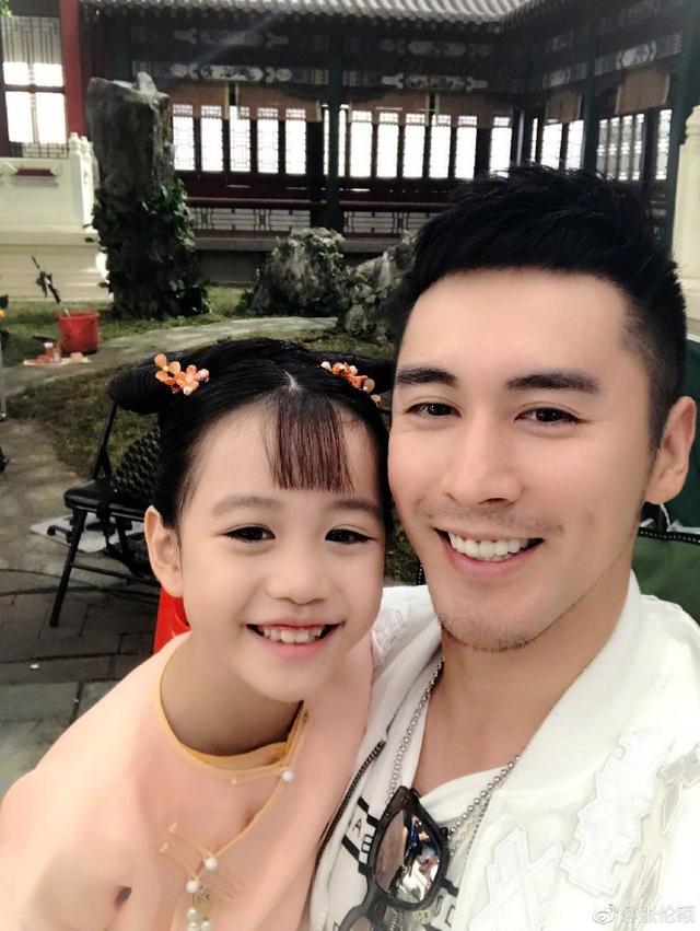 张伦硕的写真非常帅气,可甜美可酷近日,钟丽缇再次分享了一家五口照片