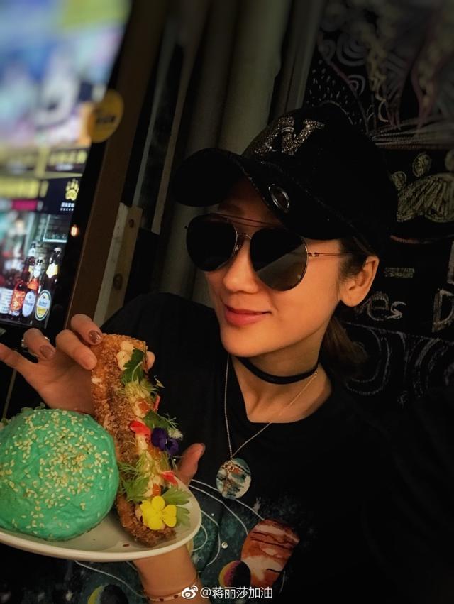 这不蒋丽莎也终于偷了个闲,与陈浩明二人出来享受浪漫生活了,在微博中