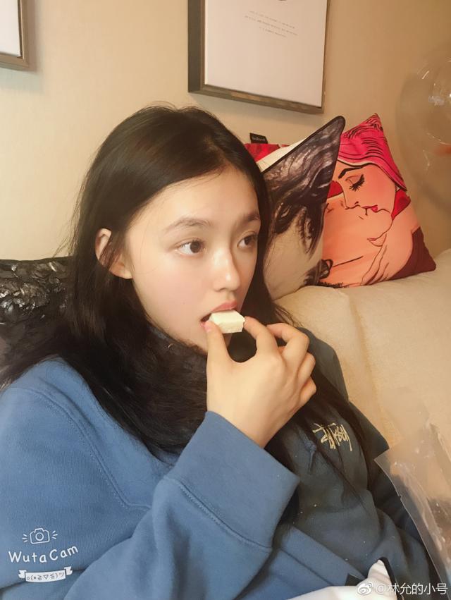 林允小号再晒素颜照,接地气才是最真实的她,网友瞬间路转粉!