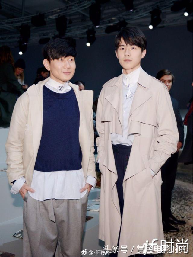 林俊杰和刘昊然现身巴黎男装周观秀 长短脚同框微笑合影好绅士