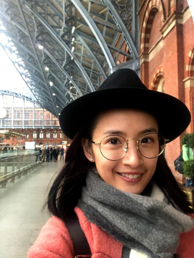 这是她给粉丝们1700万的福利,照片中的林依晨带着黑色的小礼帽,戴着大