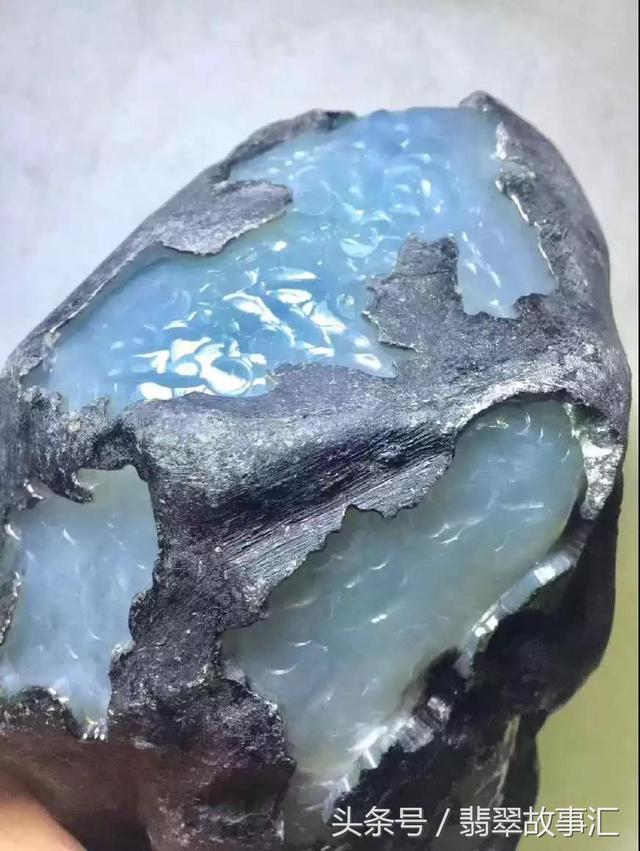 直播间人气瞬间爆满34公斤的莫湾基黑辣皮翡翠原石一刀切出