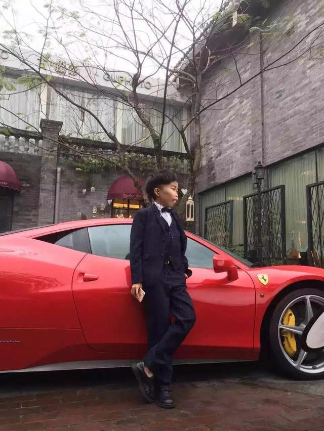 如今陈山形象大变,多少没了以往那种浮夸的风格,不过和美女站在一起