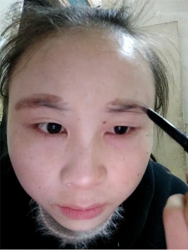 农村丑妇女被老公嫌弃,学习化妆,妆后老公直呼辣眼睛