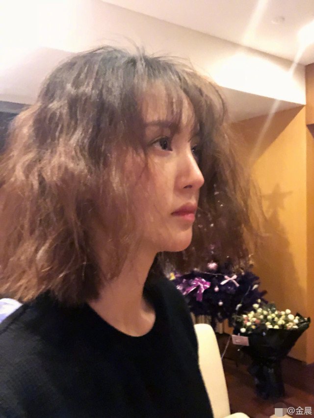 金晨晒睡前自拍美照虽"披头散发"可依旧甜美可爱