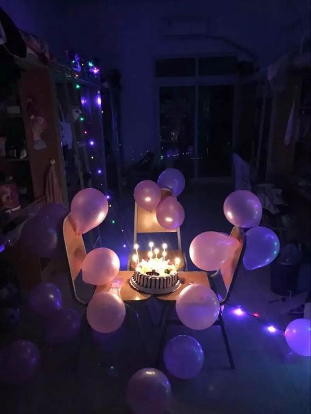 某个舍友过生日,其他人一定会瞒着她准备生日惊喜,提前装饰好宿舍,买