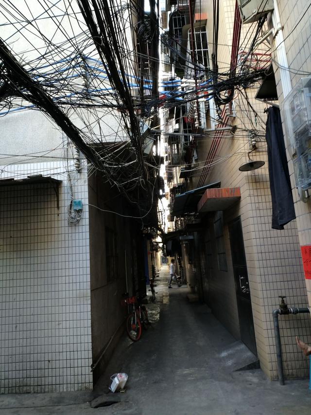 城市里的租房小巷子,旧房成一道风景