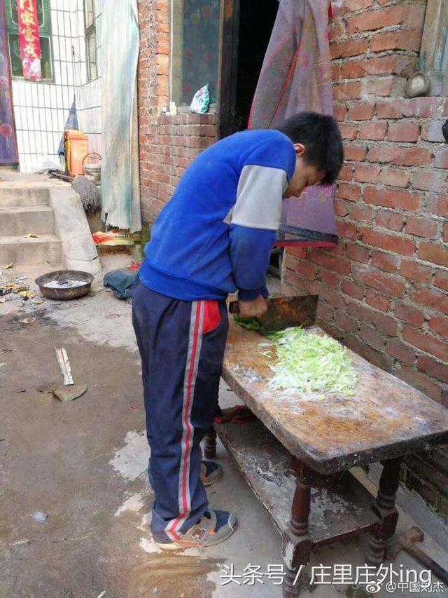 实拍穷人家的孩子早当家石家庄赞皇县贫困生家的生活